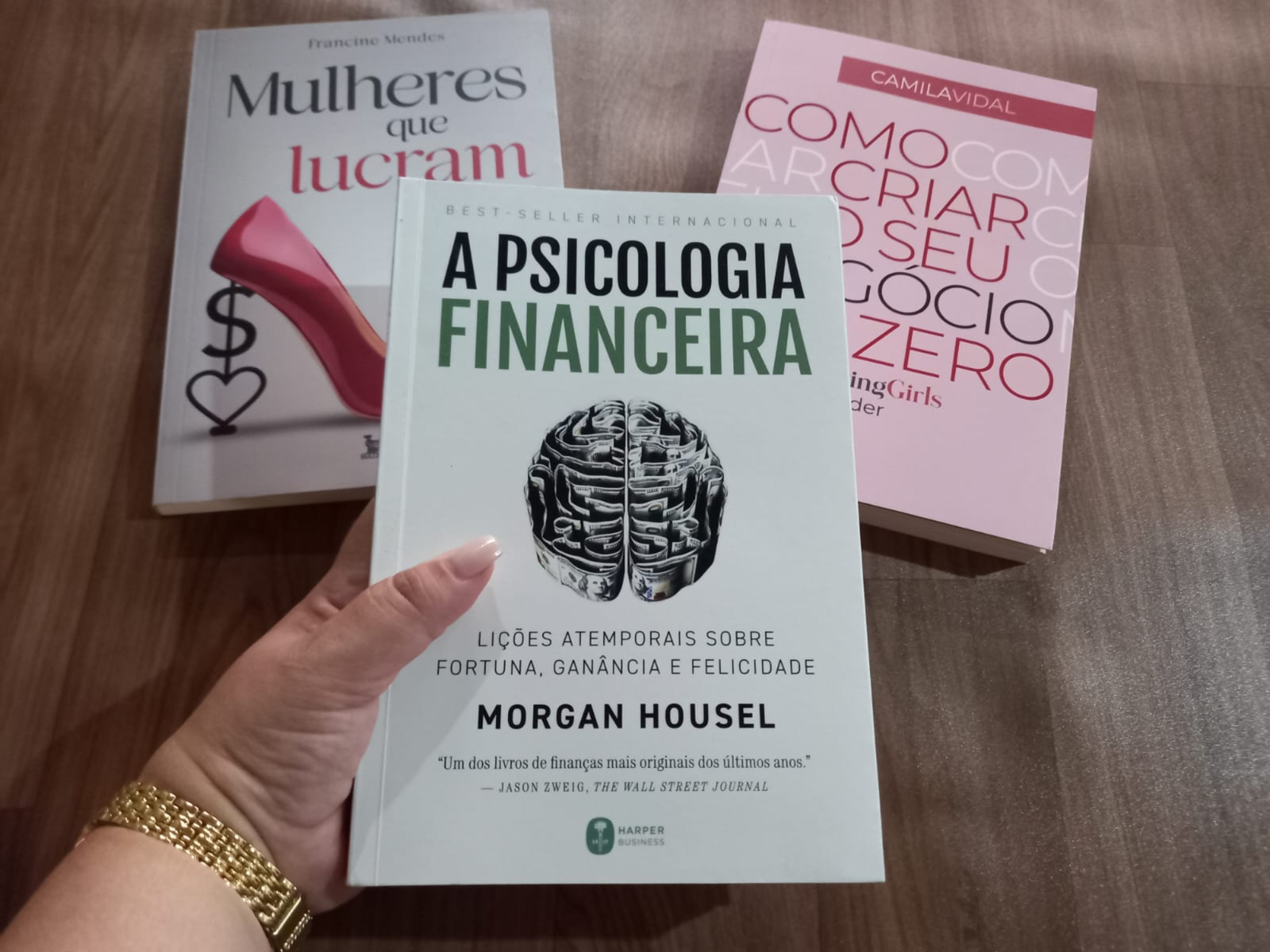 Livros sobre psicologia financeira, empreendedorismo feminino e construção de renda consciente inspiram os conteúdos do Bora Doma.