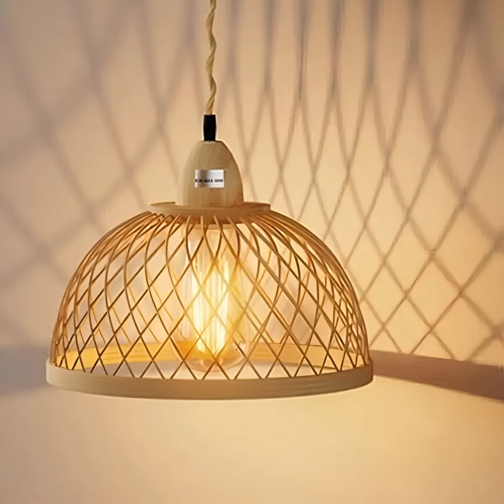 Luminária pendente de fibra natural com luz quente criando iluminação indireta aconchegante no design biofílico