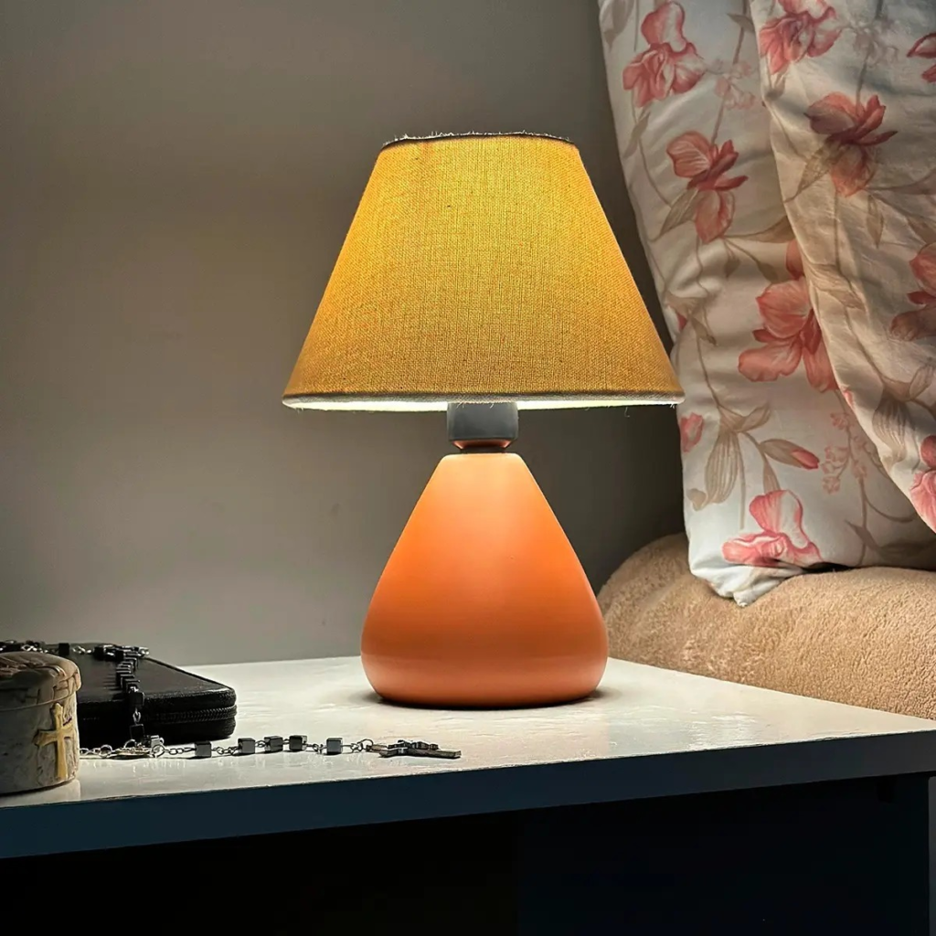 Abajur Cerâmica Gota Luminária De Mesa Com Cúpula De Linho na iluminação da casa